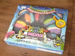 【日本正規版】 NEW Rainbow Loom Deluxe Kit  レインボールームデラックスキット (レインボールーム2個+モンスターテイル1個+ゴム約4200本+その他色々)